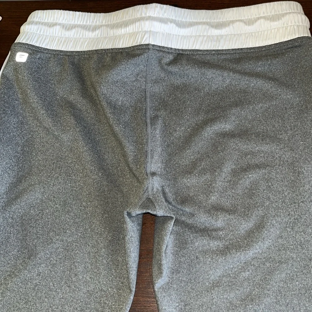 Fabletics Size Medium Crops Excellent Condition - Picture 3 of 6